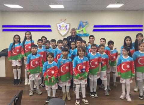 Qurban Qurbanov şəhid övladları ilə – FOTO