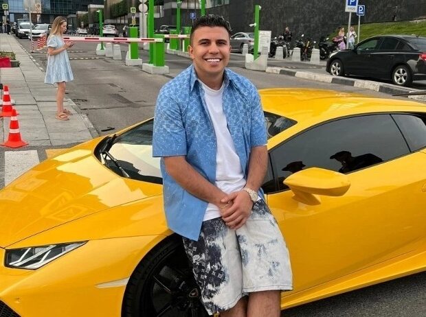 Azərbaycanlı blogerin Rusiyada hesabları donduruldu