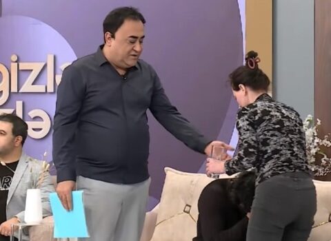 Elgizdən efirdə halı pisləşən şəxsə fərqli reaksiya – Video