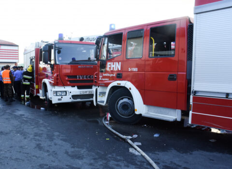 Bakıda binanın qarajında maşın alışdı: tüstüdən zəhərlənənlər var