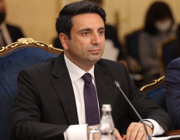 Alen Simonyan azərbaycanlı həmkarını İrəvana dəvət etdi