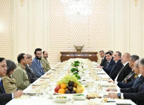 Prezident İlham Əliyev Şahbaz Şəriflə birgə nahar etdi