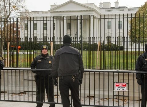 Ağ Evin yaxınlığında iki ABŞ əsgəri güllələndi