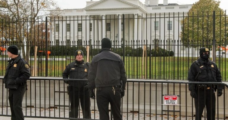 Ağ Evin yaxınlığında iki ABŞ əsgəri güllələndi Ağ Evin yaxınlığında iki ABŞ əsgəri güllələndi