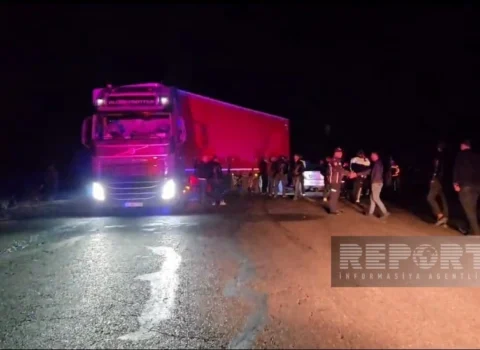 Şərurda minik və yük avtomobilləri toqquşdu: Ölən var
