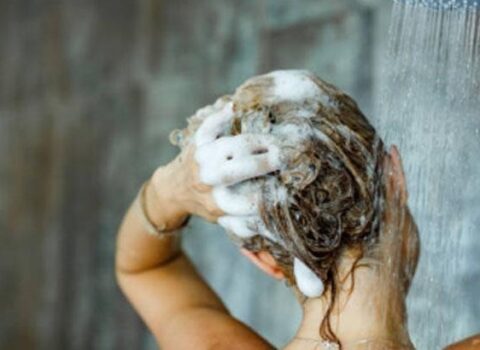 Şampuna yarım çay qaşığı əlavə edin – ŞOK NƏTİCƏNİ görün