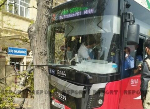 Minik maşını “Bakı Bus”a çırpıldı: ölən var