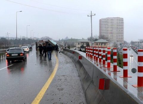 Bakıda yük maşını aşdı, tıxac yarandı