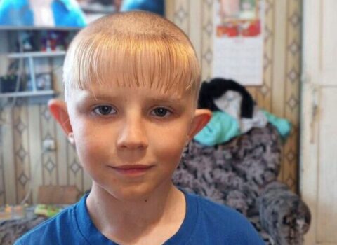 Rusiyada 2 gün axtarılan uşaq evdə divanın altında tapıldı