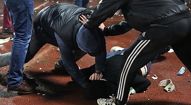 Kafedə insident: bakalı tanışının başına vurdu – Video