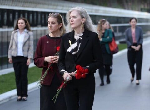 Allison Huker Şəhidlər xiyabanını ziyarət etdi