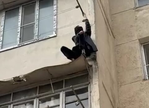 Bakıda qorxulu anlar: kişi eyvanlar arasında ilişib qaldı – VİDEO