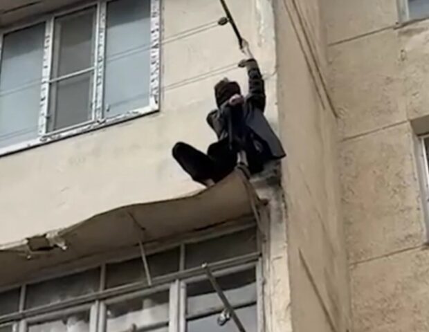 Bakıda qorxulu anlar: kişi eyvanlar arasında ilişib qaldı – VİDEO