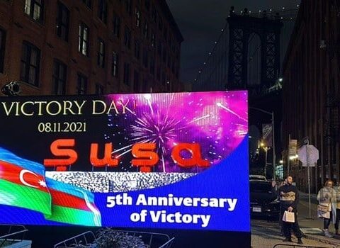 Zəfər Günü ilə bağlı şüarlar “Tayms” meydanında