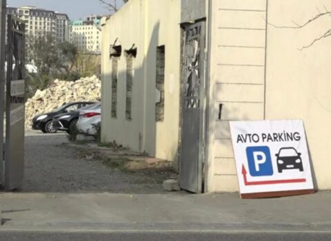 Şəhərin mərkəzində qanunsuz parklanma: “Buranı özbaşına açmışam” – VİDEO