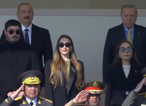 Prezidentin oğlu ilə gəlini hərbi paradda – Foto
