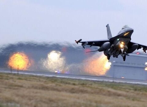 Qırıcı təyyarə insanların gözü qarşısında qəzaya uğradı – ŞOK VİDEO