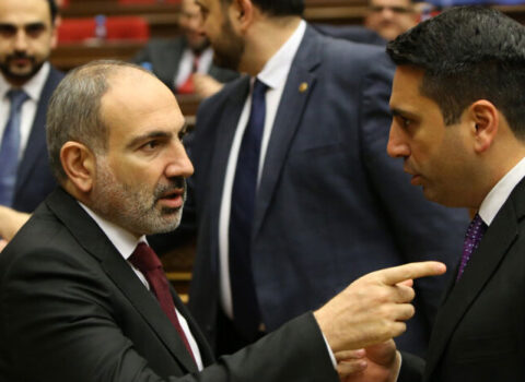 Paşinyan və Simonyan bir-birinə qarşı: Ermənistanda nə baş verir?