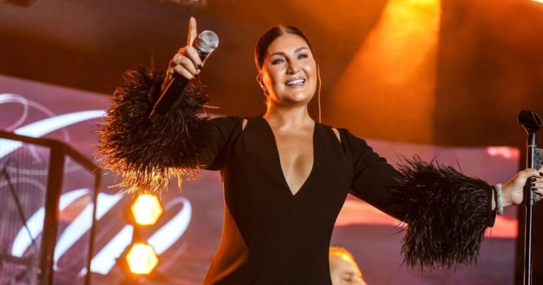 Qəza günü konsert verən Sibelcan tənqid olundu – “Nəyə gülürsən?…” Qəza günü konsert verən Sibelcan tənqid olundu – “Nəyə gülürsən?…”