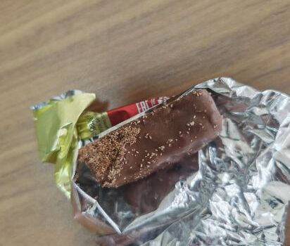 Adnan Əhmədzadəyə məxsus olduğu bildirilən mağazalar şəbəkəsindən konfet aldı, içindən qurd çıxdı – FOTO