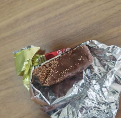 Adnan Əhmədzadəyə məxsus olduğu bildirilən mağazalar şəbəkəsindən konfet aldı, içindən qurd çıxdı – FOTO