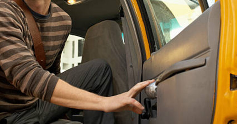 Müştəri taksidən düşmək istəmədi – Maşını polis şöbəsinə sürdü Müştəri taksidən düşmək istəmədi – Maşını polis şöbəsinə sürdü