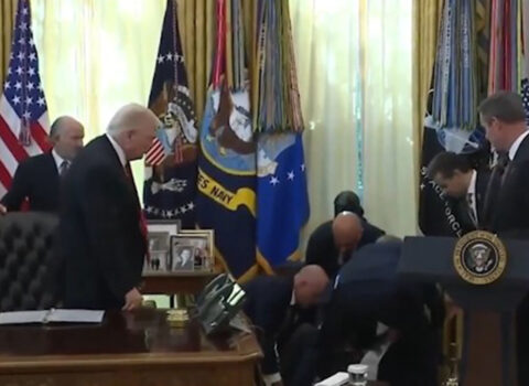 Ağ Evdə ürəyi getdi, Tramp təşvişə düşdü – Video