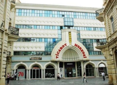 Ticarət mərkəzinin qarşısında təbii ehtiyacını ödəyən gənc cərimələndi