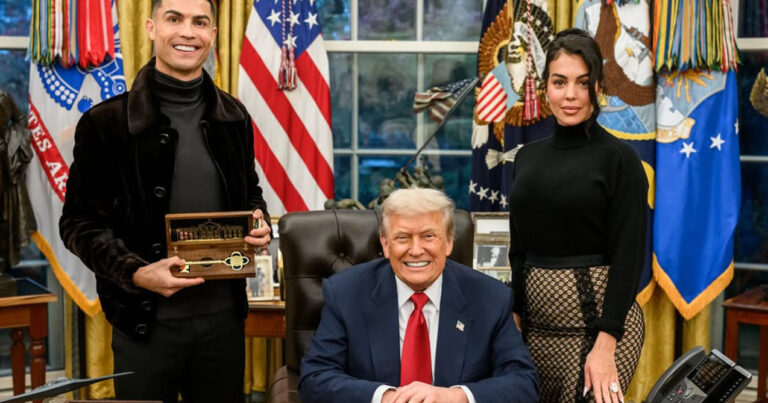 Tramp nadir hədiyyəni Ronaldoya da verdi – Fotolar Tramp nadir hədiyyəni Ronaldoya da verdi – Fotolar