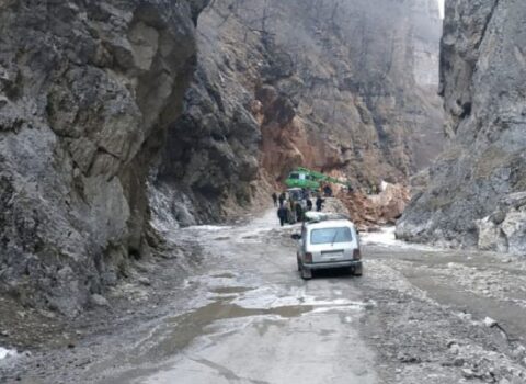 Xınalıq yolunda köməksiz qalan turist xilas edildi