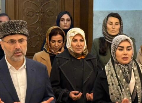 Əraqçinin özündən 32 yaş kiçik xanımı Bibiheybət məscidində – FOTOLAR