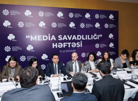 “Dövlətin media və cəmiyyət ilə kommunikasiyası media savadlılığı kontekstində” adlı dəyirmi masa təşkil olundu