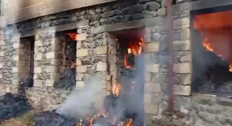 Zaqatalada iki mərtəbəli ev yandı – VİDEO Zaqatalada iki mərtəbəli ev yandı – VİDEO