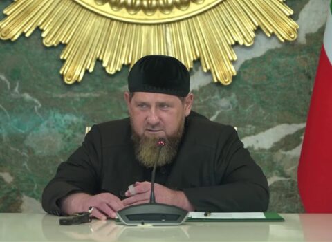 “Əgər döyüşçüsünüzsə, gəlin üz-üzə vuruşaq” – Kadırov onlara “hədiyyə” vəd etdi