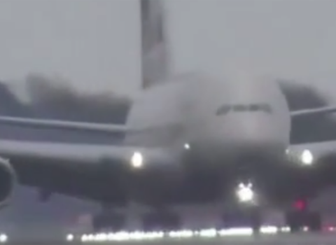 PSJ-nin təyyarəsi qəzadan belə yayındı – Video
