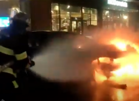 Sumqayıtda “Chevrolet” yandı – VİDEO