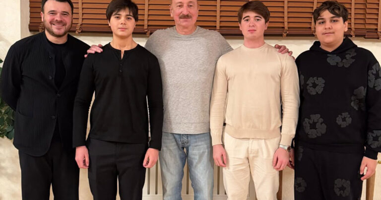 Emin Ağalarovla əkizləri Prezidenti belə təbrik etdilər – FOTOLAR Emin Ağalarovla əkizləri Prezidenti belə təbrik etdilər – FOTOLAR