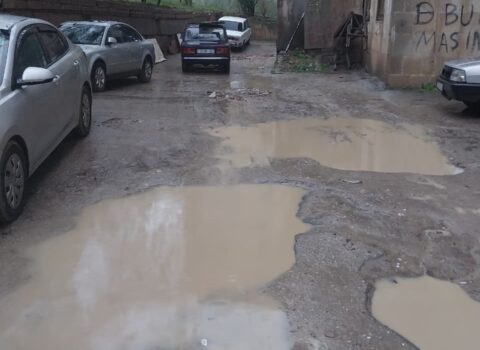 Su içində qalan elektrik xətləri, qəzalıdır, amma sökülmür — Qurumlar baxıb gedir — FOTO