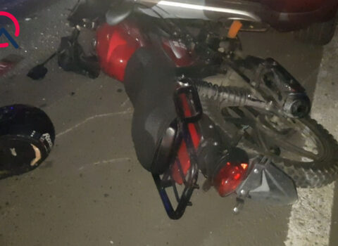 Motosiklet yol kənarında dayanmış avtomobilə çırpıldı – Xəsarət alan var