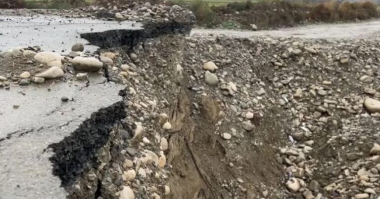 Ağsuda çay daşdı, üç kəndi rayon mərkəzinə bağlayan yolda təhlükəli vəziyyət yarandı – VİDEO Ağsuda çay daşdı, üç kəndi rayon mərkəzinə bağlayan yolda təhlükəli vəziyyət yarandı – VİDEO