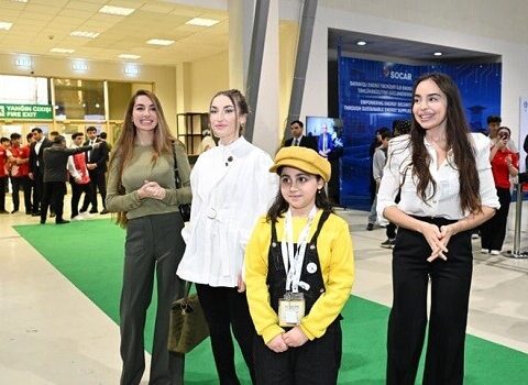 Prezidentin qızları və gəlini bayram şənliyində