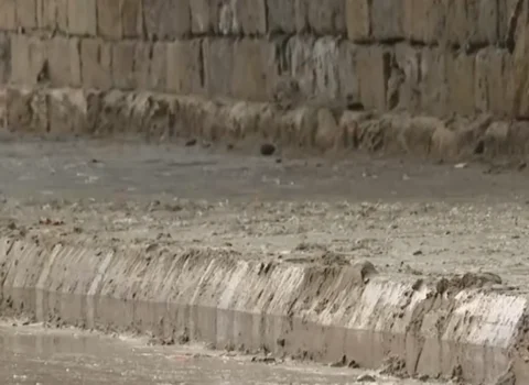 Bakının mərkəzində TƏHLÜKƏ: Torpaq sürüşməsi riski