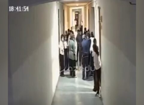 Boğazında çörək qalan şagirdi belə xilas etdilər- Anbaan görüntülər