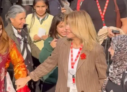 Hicablı qadının əlini tutmaması gündəm oldu – Video