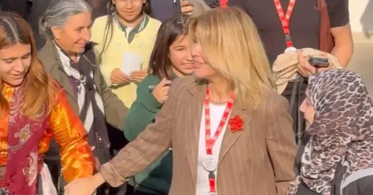 Hicablı qadının əlini tutmaması gündəm oldu – Video Hicablı qadının əlini tutmaması gündəm oldu – Video