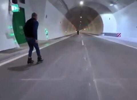 Baş nazirin bu hərəkəti gündəm oldu – VİDEO