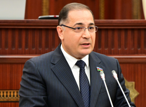 Azər Əmiraslanov Ramiz Mehdiyevi “göylərə qaldırdı” – VİDEO