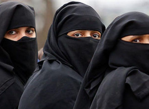 Bu ölkədə niqab geyinənlərə 80 dollar cərimə tətbiq ediləcək