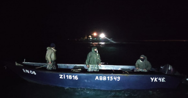 Xəzərdə köməksiz qalan balıqçılar XİLAS EDİLDİ Xəzərdə köməksiz qalan balıqçılar XİLAS EDİLDİ