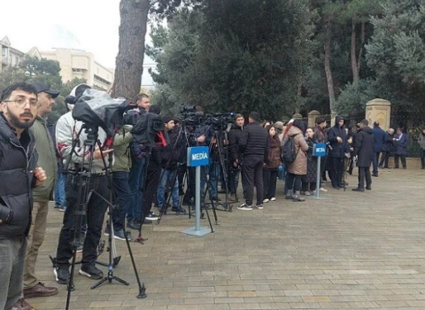 Fəxri Xiyabanda jurnalistlərə “cızıqdan çıxmaq” qadağası? – FOTO